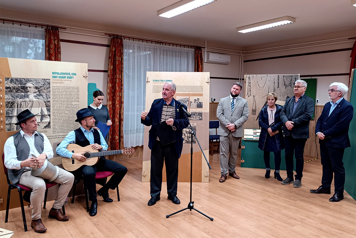 Megdnyitó népzenészek közreműködésével